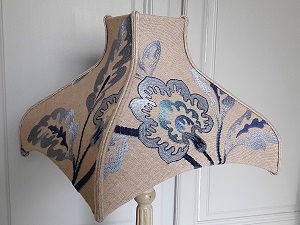 Lin brodé Manuel Canovas sur abat-jour dôme carré | Abat-jour sur mesure Jade Creation, Haute-Savoie