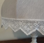 Finition dentelle en applique sur abat-jour en lin | Abat-jour Jade Création