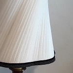 Soie plissée blanche sur abat-jour raffiné | Jade Création, abat-jour sur mesure Haute-Savoie (74)