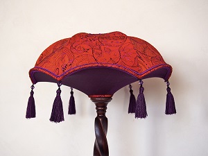 abatjour-sur-mesure-soie-brodee-orange-rouge-pompon-violet-vue-ensemble