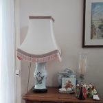 Lampe poterie chinoise et abat jour ancien en soie blanc galon frange